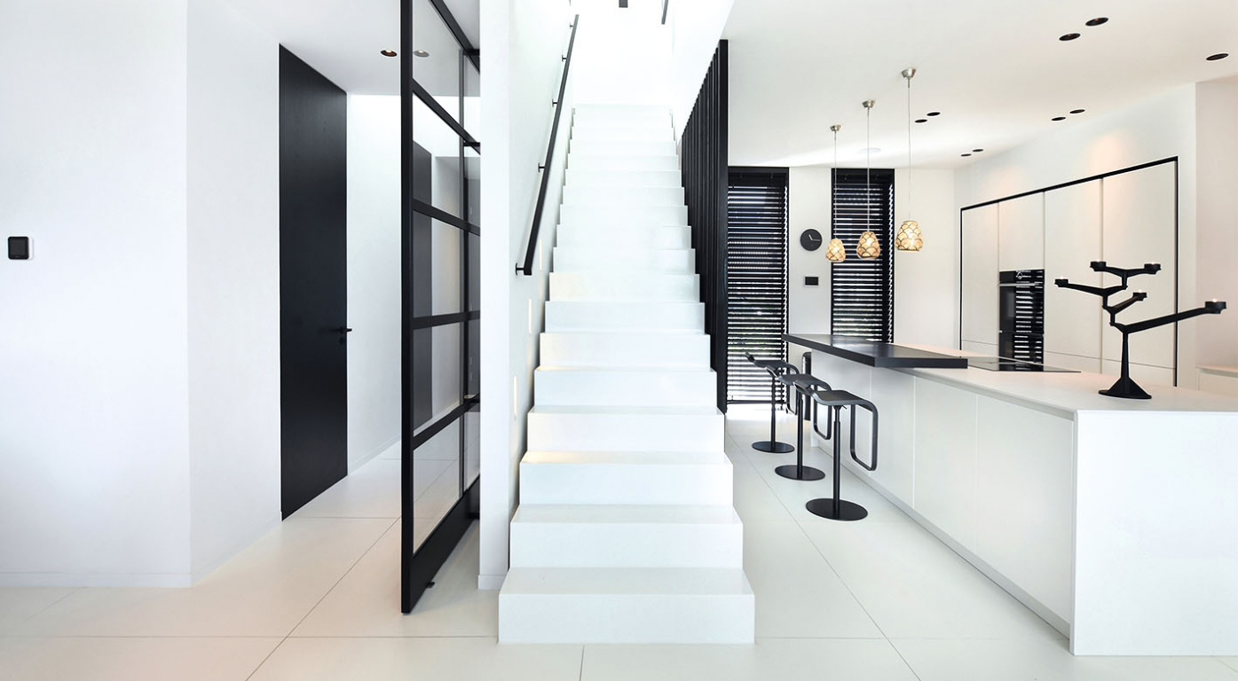 EE Stairs veidotas lokšņu tērauda kāpnes baltā krāsā ar melnu margu risinājumu Enzo Architecten privātmājas projektā Holandē. Eestairs.com. Foto: Jaro van Meerten