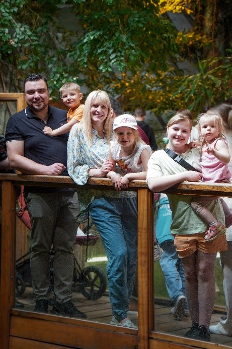 Jānis Grasbergs kopā ar ģimeni Rīgas zooloģiskajā dārzā 