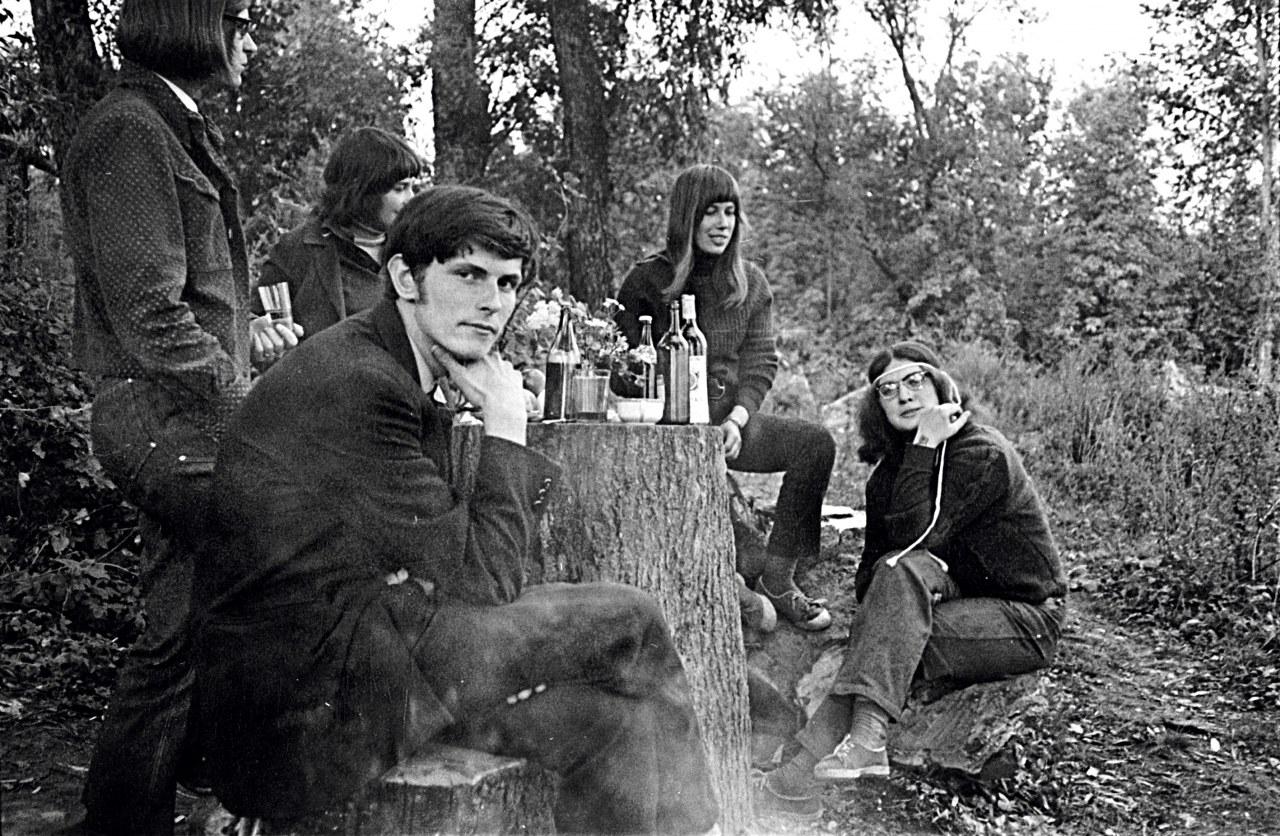 Klingers (no labās) ar draugiem arheoloģisko izrakumu vasarā pie Salaspils. 1972.