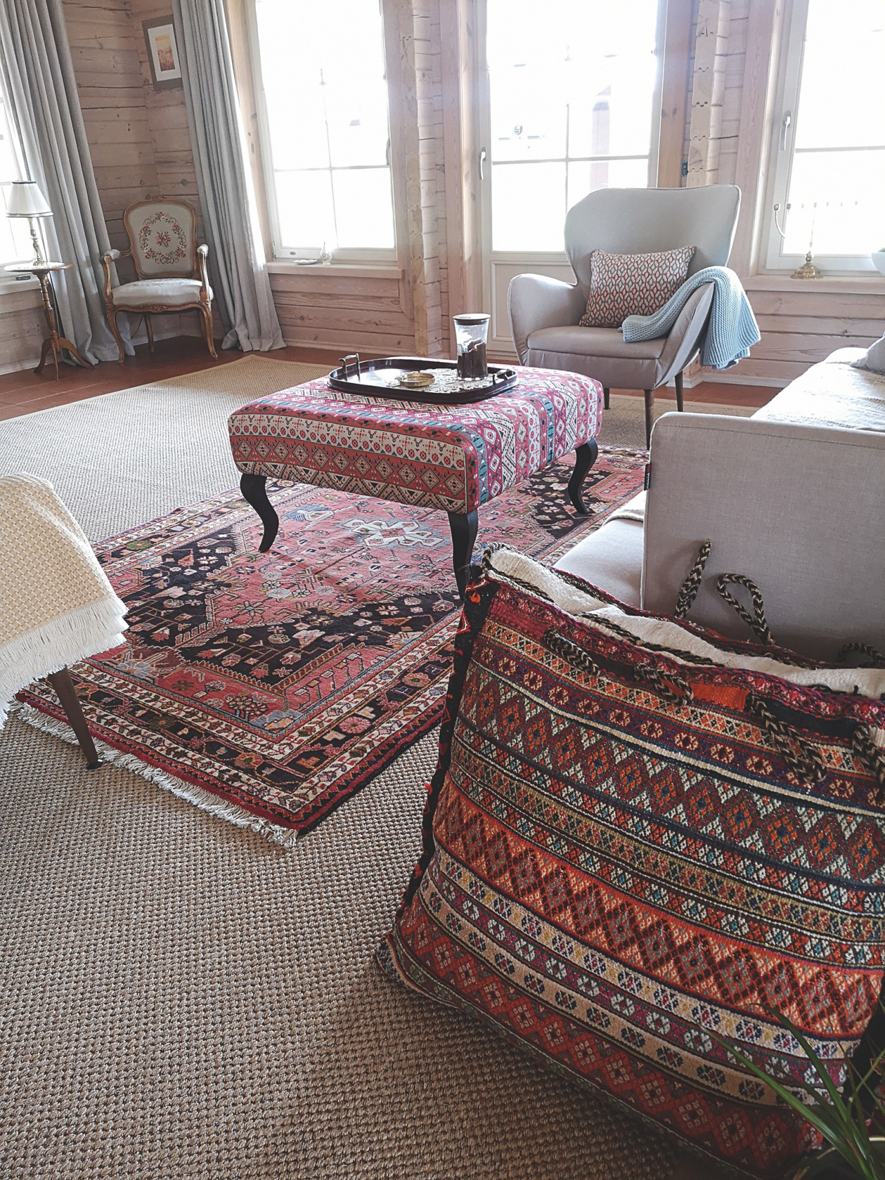 Autentisks antīkais paklājs lieliski iegulst modernā, eleganti ieturētā lauku mājas interjerā, kļūstot par tā galveno spēlētāju. Joprojām aktuāla tendence ir paklājs uz paklāja.   Foto – no paklāju ekspertes Lauras Bones (Instagram @laura_bohne_carpets_kilims) kolekcijas. 