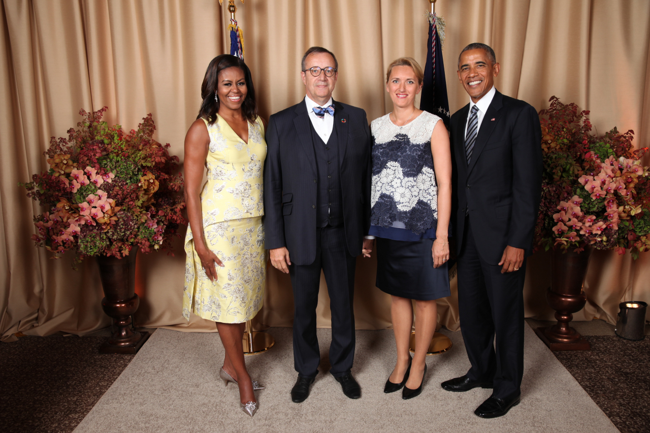 Foto ar ASV bijušo prezidentu Baraku Obamu un viņa sievu Mišelu. Bildē iemūžināts arī mazais Hanss