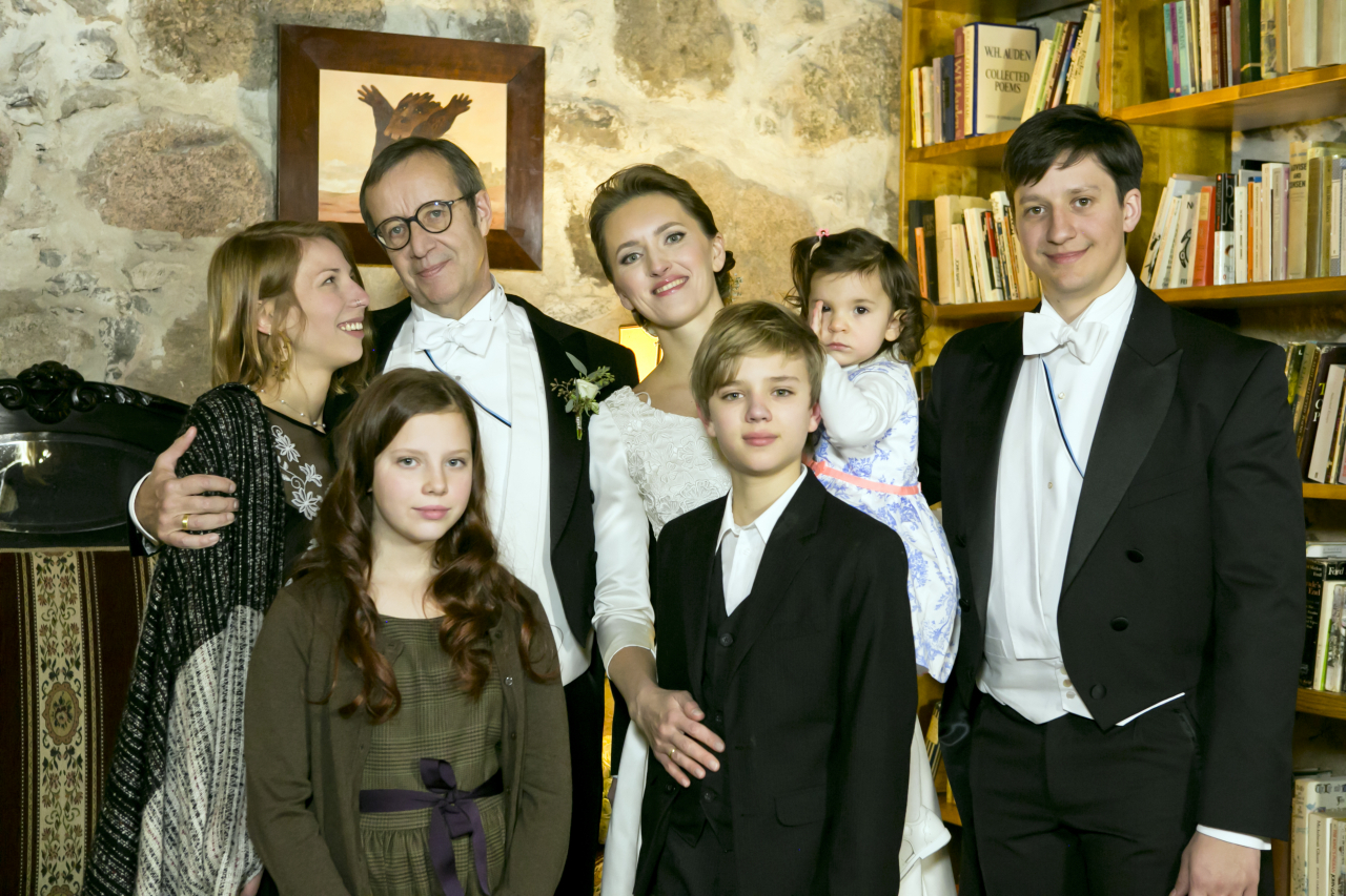 Ievas un Hendrika Ilvesu kāzu dienā ar lielākajiem bērniem.