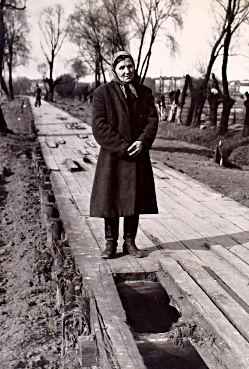 Valsts tiesu medicīnas ekspertīzes centra (VTMEC) stendā blakus atrodas divas fotogrāfijas. Vienā no tām 44 gadus vecā Anna Šakale jau pēc aizturēšanas. Viņa stāv uz laipas, kurai pati izlauzusi pāris dēļu, lai paslēptu savu noziegumu pēdas – upura kaulus un galvu.