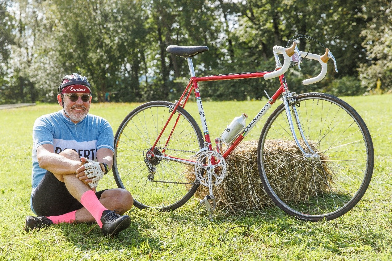 Roberts Zīle ar savu «L’Eroica» divriteni – astoņdesmitajos gados Itālijā ražotu, atjaunotu velosipēdu ar «Colnago» rāmi un «Compagnolo» detaļām. Arī apģērbs no vilnas auduma atbilst «L’Eroica» stilam.