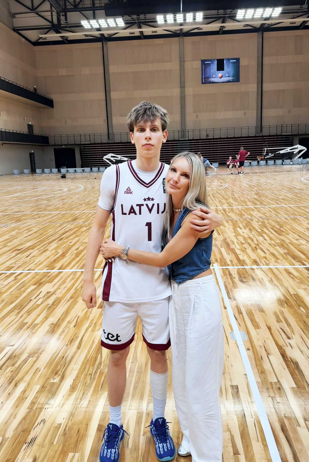 Signe lepojas ar visiem saviem bērniem, bet par Valdi viņa šovasar bija īpaši lepna. Foto: no personiskā arhīva