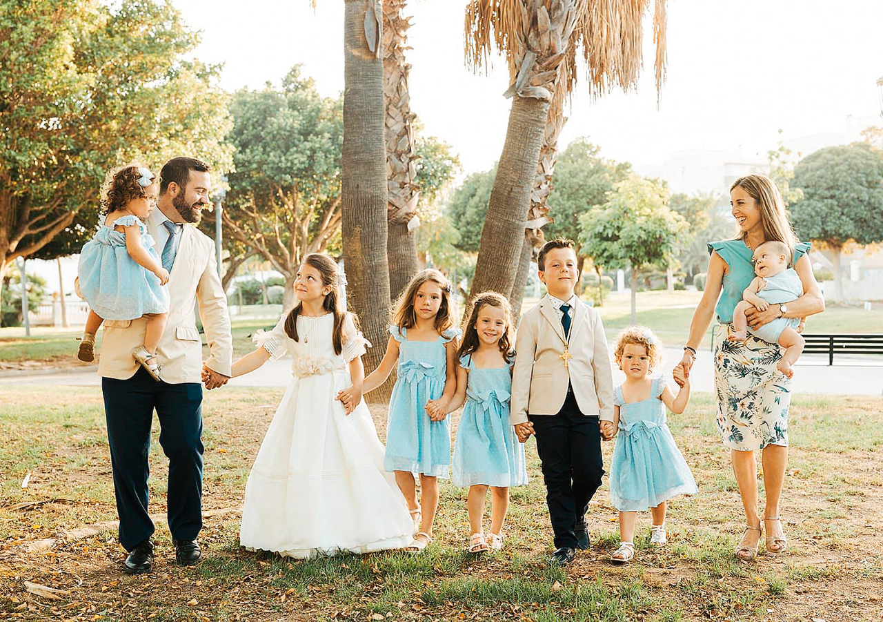 Pirms diviem gadiem Spānijā – vecāko bērnu Rubena un Terēzas – Pirmā Svētā komūnija. Foto: no Horhes Kariljo Vaskesa personiskā arhīva