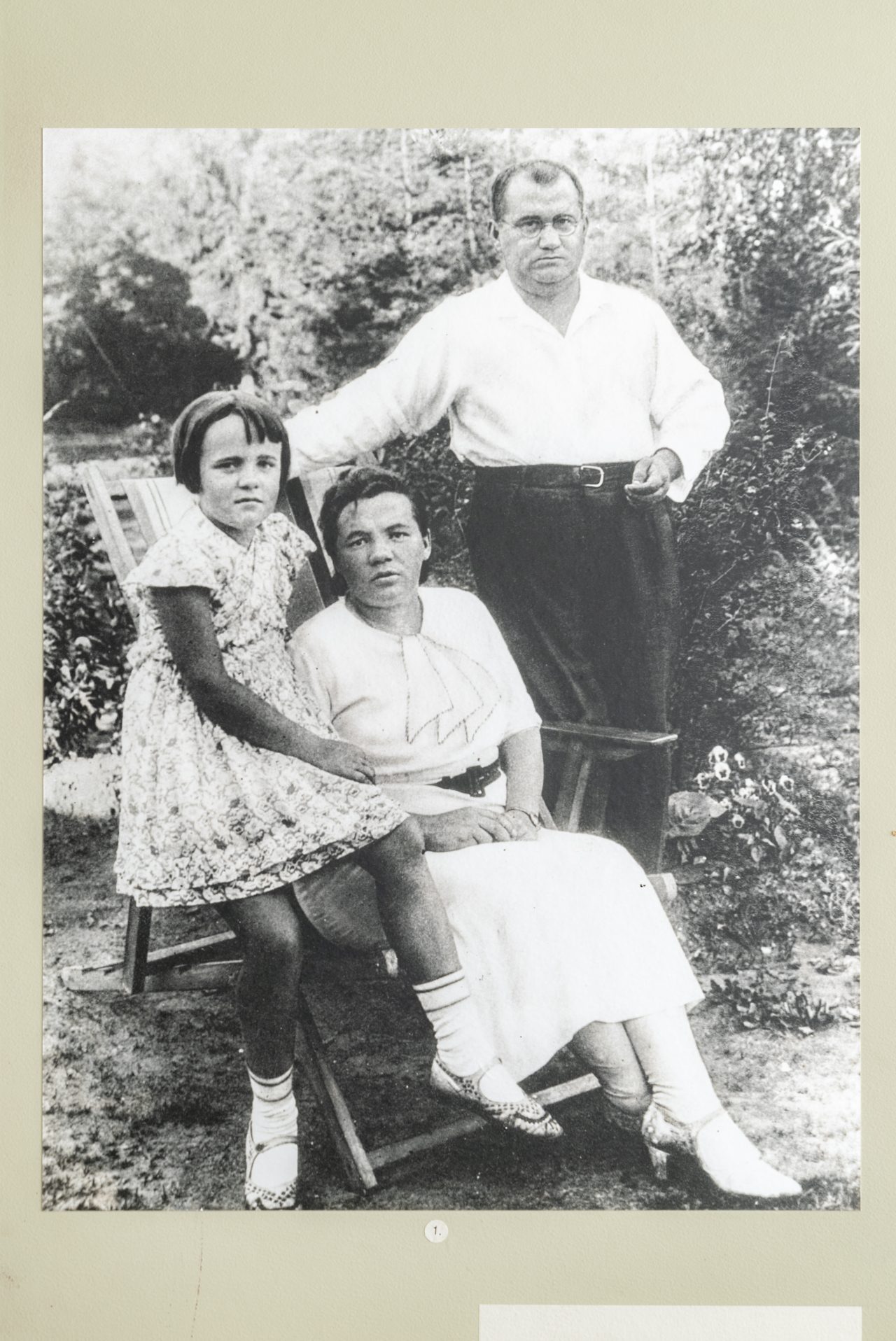 Rakstnieks Aleksandrs Grīns ar dzīvesbiedri Alīdi un vecāko meitu Zentu.