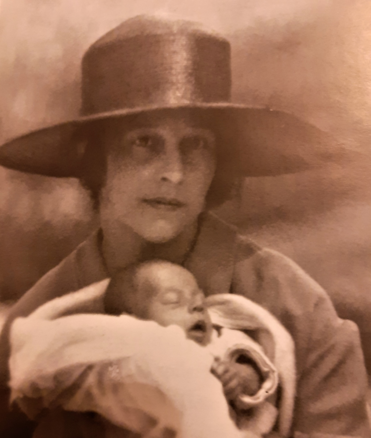 Aleksandra ar meitu Tatjanu. 1923. gads