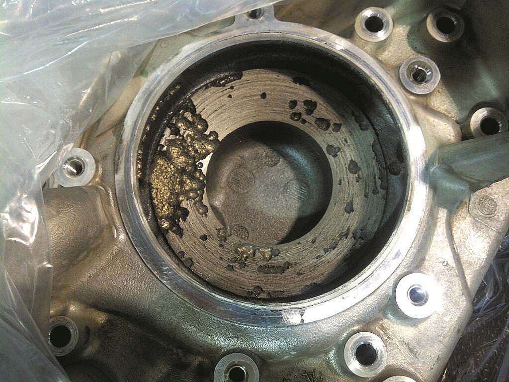Nekvalitatīva dzesēšanas šķidruma lietošanas rezultāts – kavitācijas rezultātā sagrauzts dzinēja metāls