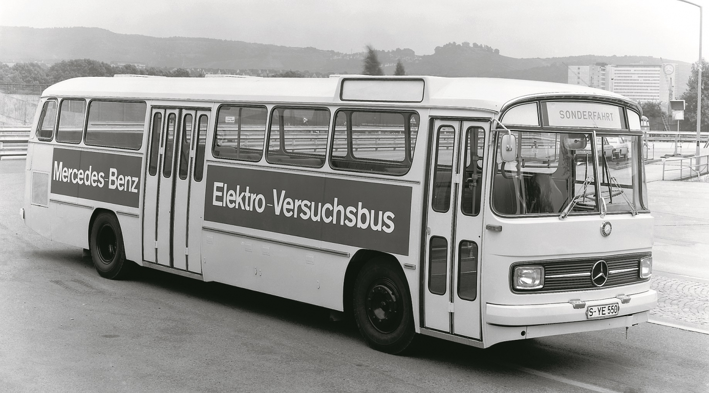  1969. gadā Mercedes-Benz radīja pasaulē pirmo hibrīda autobusu OE 302