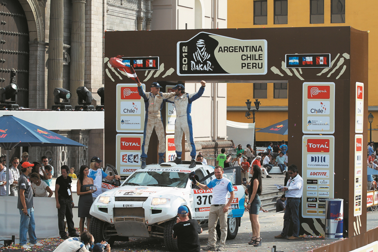 Šis ir  pēdējais Saukāna/Dambja ekipāžas finišs 2012. gadā, pirmajiem sasniedzot finišu ar elektropiedziņas auto.