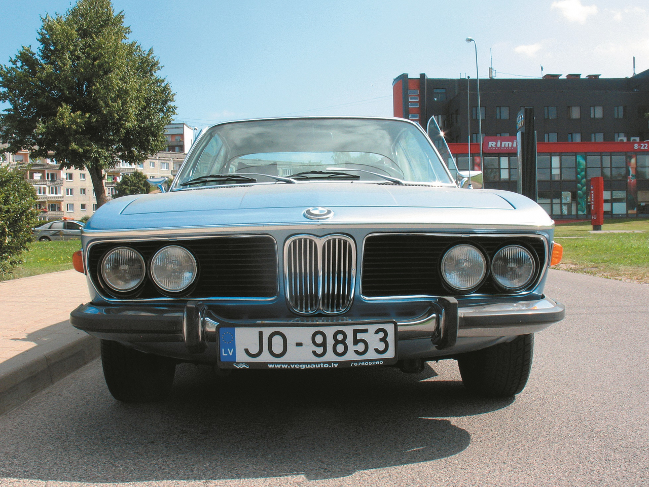  Viens no pirmajiem BMW, kas aprīkots ar četru lukturu apgaismes sistēmu