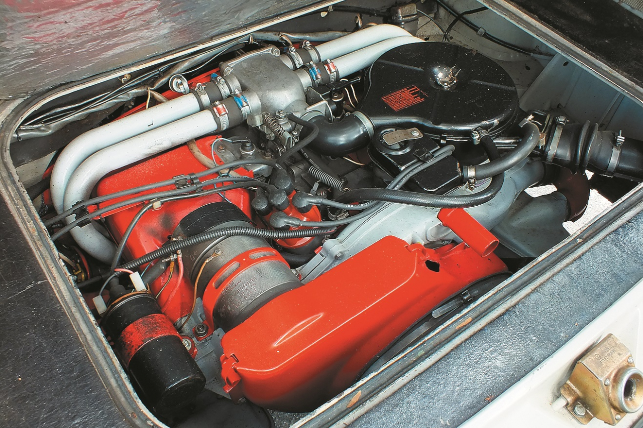  Auto aizmugurē ievietotais četru cilindru augšvārstu gaisa dzeses boksermotors.