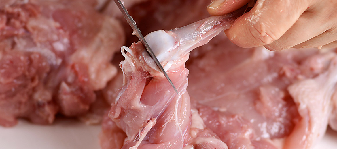 Ar nazi atdalot no tiem gaļu, izgriež lielo šķiņķu kaulus, pārgriežot locītavu saites. 