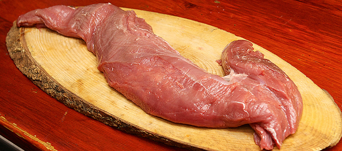 Steiks ir gabals no kvalitatīvas gaļas – liellopa vai jaunlopa filejas. Tā nav nekāda plānā šķēle, bet gana pabiezs gabals – šķērsgriezumā griezta fileja vismaz 3–4 centimetrus biezumā. Gaļas krāsai jābūt koši sarkanai, konsistencei – pietiekami stingrai. Visbiežākā kļūda, gatavojot steiku mājās, ir nepareiza gaļas gabala izvēle.