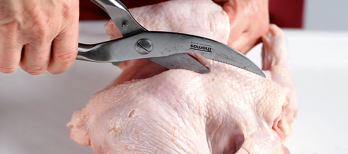 Tīrai, nosusinātai vistai ar virtuves šķērēm vai asu nazi pārgriež muguru visā garumā.
