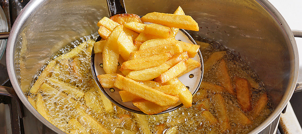 Katlu ar eļļu no jauna karsē līdz 180–190 grādu temperatūrai. Liek atkal iekšā atdzesētos kartupeļus un ļauj eļļai burbuļojot vārīties, līdz kartupeļi ir skaisti zeltaini.