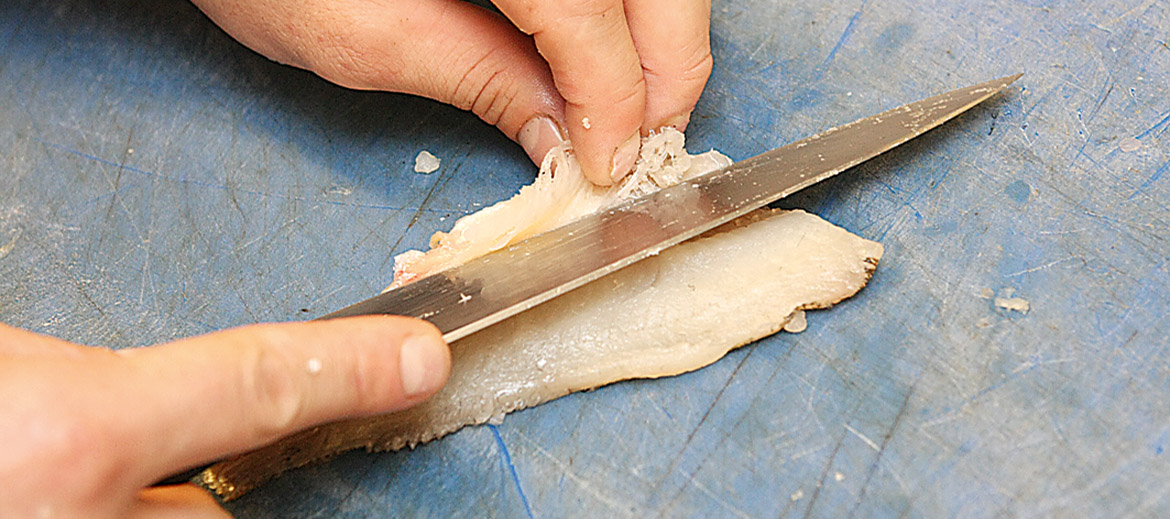 Lielo asaku izgriež arī no zivs otras filejas puses un pēc tam nogriež arī sānu asaciņas – ja nazis gana ass, zivs gaļa zudumā ies minimāli.