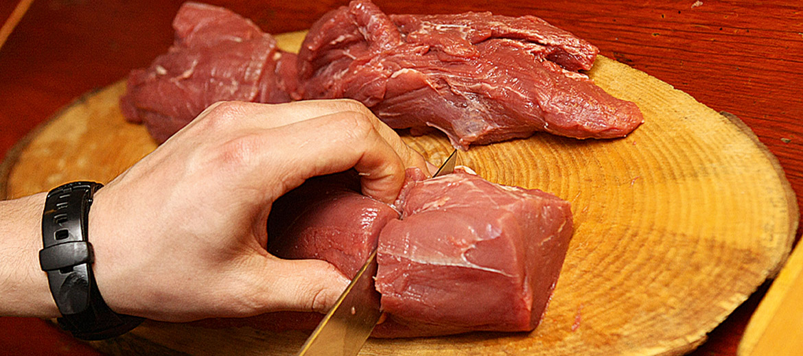 Tātad – fileju sagriež steikam atbilstošos gabalos, tos apslaka un apviļā olīveļļā, pārber timiānu vai rozmarīnu, uzspiež ar spiedni ķiplociņu, uzber jūras sāli un svaigi maltus melnos piparus. Fileja nav jāklapē vai citādi jāirdina, jo tā ir mīkstākā gaļa no visiem gabaliem.