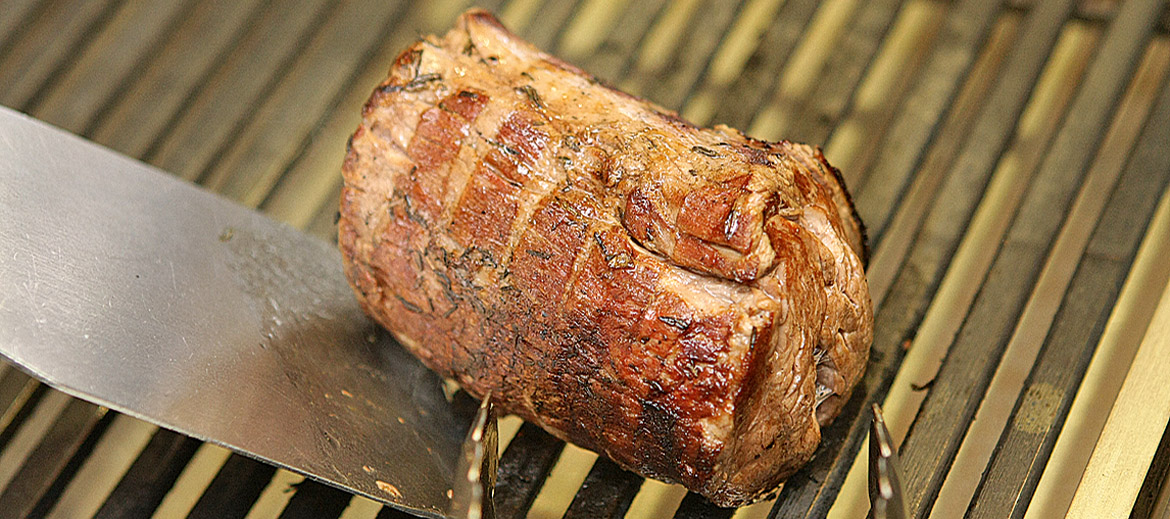 Apakšējā attēlā redzamais steika gabals sver 260 gramus, tas ir viens no lielākajiem steikiem, tāpēc jācep no visām pusēm, arī no abiem galiem. Kopējais cepšanas laiks vidēji asiņainam steikam (260 g) sanāca apmēram 16 minūtes.
