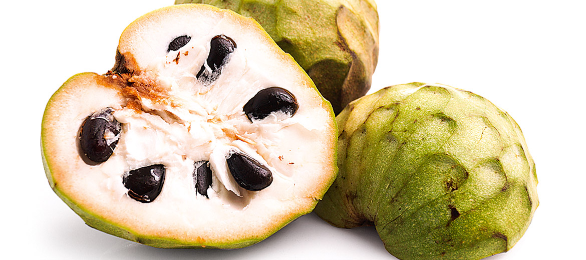 (Annona cherimoya) Dēvēta arī par krēma ābolu. Pēc izskata atgādina sirds formu. Šķiet, viens no saldākajiem augļiem pasaulē, dažkārt to sauc arī par cukura ābolu, jo čerimoja satur apmēram 15 gramus cukura 100 gramos augļa (un tas patiešām ir daudz – 3 tējkarotes!). Čerimojas garšu raksturo šādi: kaut kas starp mango, zemenēm, banānu un papaju. Krēmīgi salda. Varētu šķist, ka visi šajā rakstā pieminētie eksotiskie augļi ir izteikti siltummīļi – jā, par vairākiem tas būs trāpīts desmitniekā, bet tikai ne par čerimoju! Krēma āboli aug diezgan lielā vēsumā, apmēram 1–2 kilometru augstumā virs jūras līmeņa. Tāpēc arī pēc nopirkšanas tos droši var likt ledusskapī – tas čerimoju garšai un struktūrai nekaitēs. Čerimojas sēklas nav ēdamas. Augļa miza ir zaļgana, viegli ievainojama. Pērkot jāskatās, lai tā nebūtu pārlieku sabrūnējusi, jo tas nozīmē, ka auglis ir pārgatavojies. Cukuroto augli ēd līdzīgi kā kivi – pārgriež uz pusēm un ar karotīti izēd mīkstumu. Sēklas un miza jāatstāj uz šķīvja. Lai novērstu augļa brūnēšanu, to vēlams pārslacīt ar citrona sulu. Pašlaik lielākās čerimoju eksportētājas pasaulē ir Taizeme, Malaizija, Ķīna, Austrālija, Spānija, Čīle, Venecuēla un Kolumbija. Šajās zemēs ļoti iecienīts ir čerimoju saldējums. Augļus mēdz arī atvēsināt saldētavā un tad ēst, pārgrieztus uz pusēm, kā atspirdzinošu desertu. Čerimoju platības pasaulē gan samazinās, jo to audzēšana saistīta ar lielām izmaksām. Čerimoju ražas laiks ir: janvāris – maijs, novembris – decembris. Tātad pašlaik ir īstais laiks tās nogaršot! Eiropa šos saldumus visvairāk saņem no Čīles un Spānijas.
