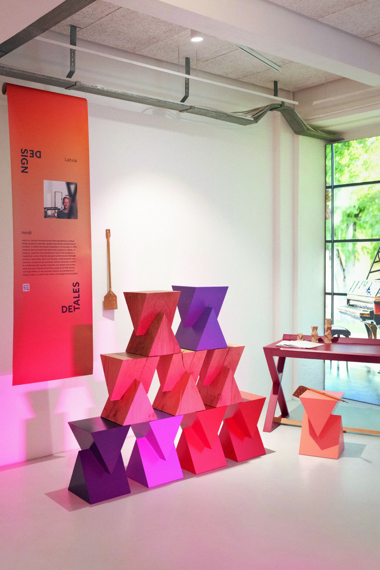 "Design Latvia" ekspozīcija Kopenhāgenā dizaina notikumā "3 Days of Design. Nordi" kompozīcija tapusi no "TiME" kolekcijas koka taburetēm krāsota MDF apdarē.