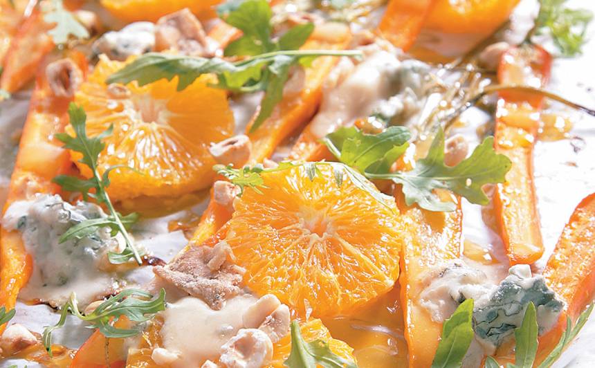 Karstie burkānu un apelsīnu salāti ar zilo sieru recepte