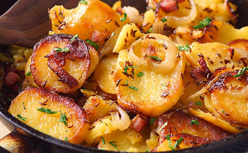 Pannā cepti kartupeļi ar speķi recepte
