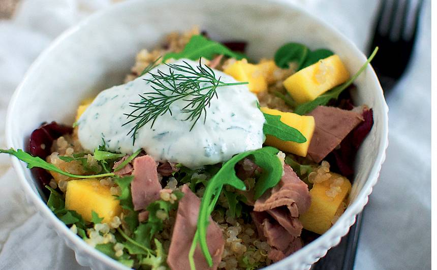 Kvinojas salāti ar tunci, mango un jogurta mērci recepte