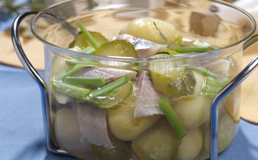 Kartupelīšu, siļķu salāti marinādē recepte