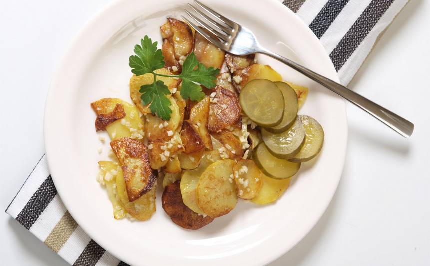 Cepti kartupeļi ar ķiplokiem recepte