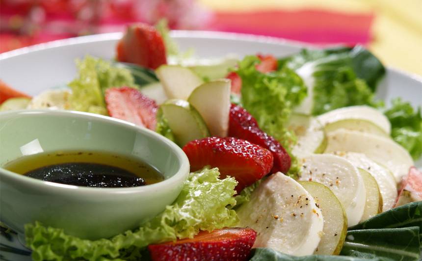 Bumbieru zaļie salāti ar mocarellu recepte