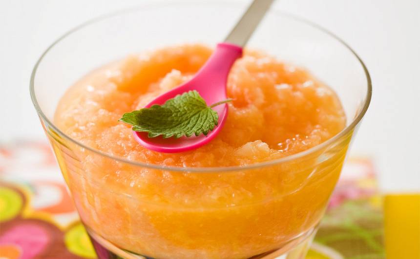 Aukstā mango zupa ar rozā pipariem recepte
