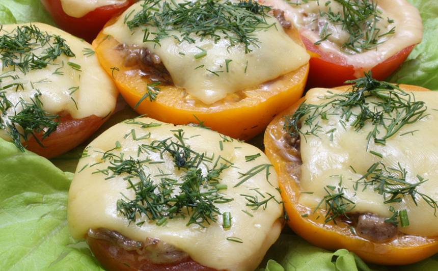 Krāsnī cepti tomāti ar sēnēm un vistu akniņām recepte