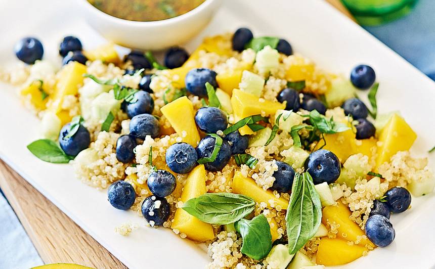 Melleņu, mango un kvinojas salāti recepte