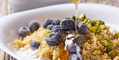 Kvinojas putra ar mellenēm un medu