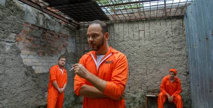 «Uzreiz sapratu, ka ieslodzītie būs tērpti oranžos tērpos. Lai ir koši un starptautiski. Jo manu dziesmu klipus demonstrē arī Li