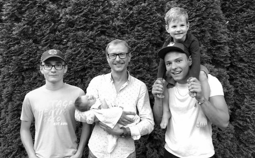 Mārtiņš ar bērniem. No kreisās: dēls Brunis, Mārtiņš ar Jasmīnu un Gustavs ar Paulu. 