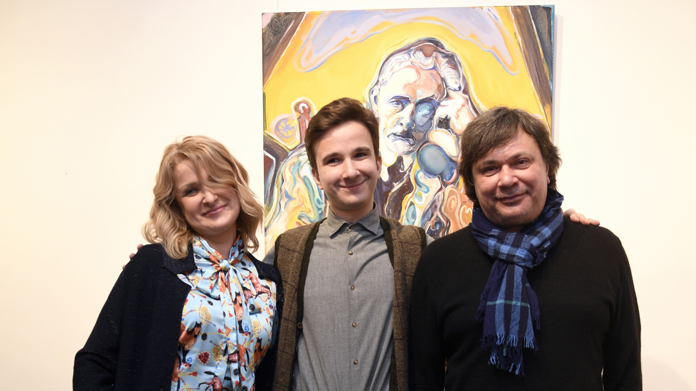 Mākslinieks JEGORS BUIMISTERS ar tēti IGORU un mammu MARIJU.