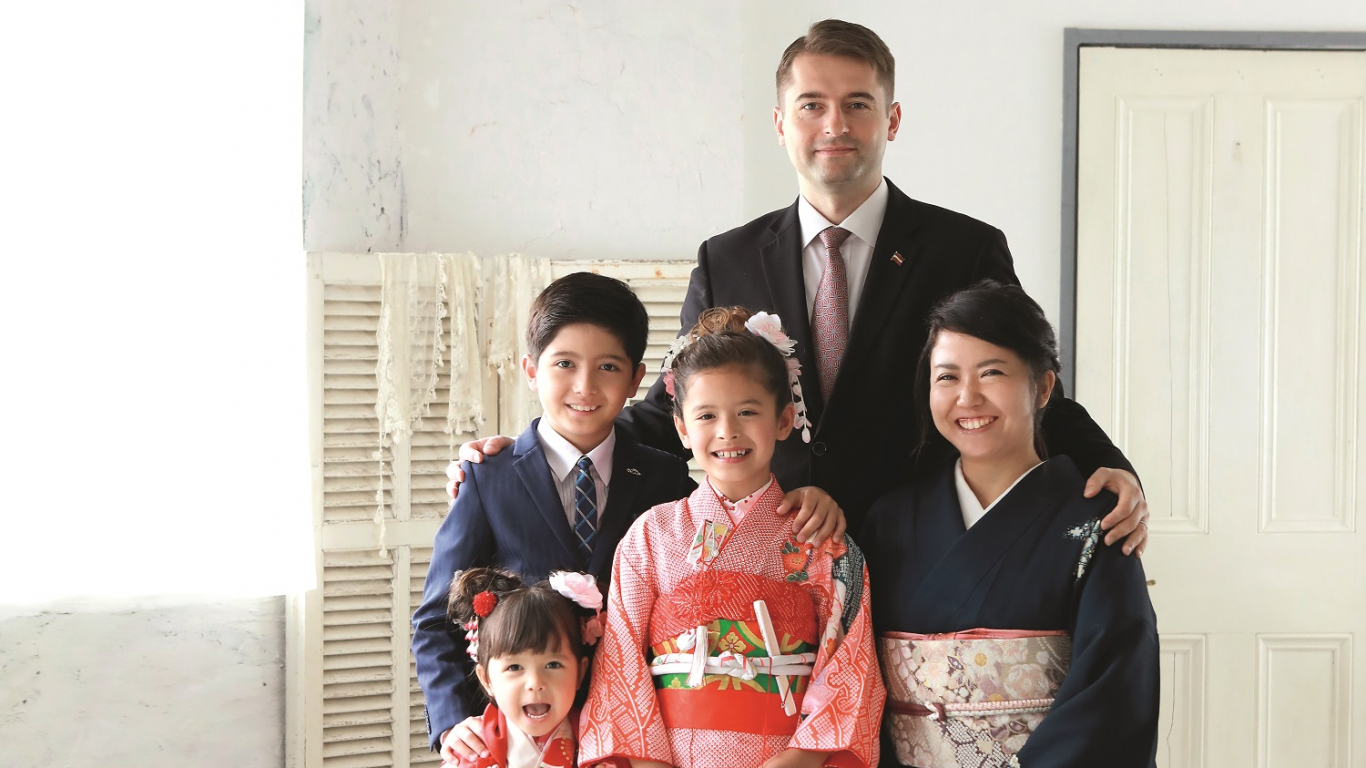 Iļģu ģimene: tētis Oļegs, mamma Aiko ar bērniem - dēlu Krisu Renu un meitām Evu Sakuru un Tiu Minami.