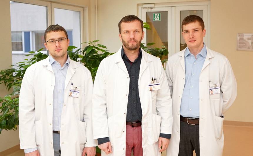 Attēlā: (no kreisās uz labo) ārsti onkologi – ķirurgi: Aleksandrs Malašonoks, Armands Sīviņš, Viktors Novikovs