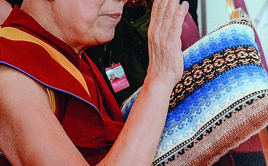 Dalailama ar dāvanu - Lilijas Šicas austo spilvenu