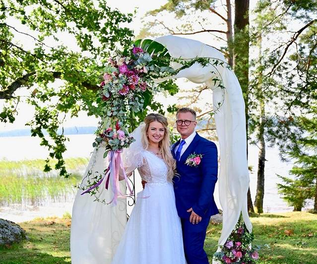 Ansis un Kristīne laulības gredzenus mija zem klajas debess Ungura ezera krastā.