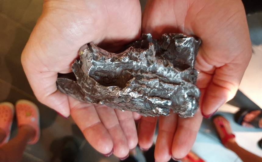 Meteorīta gabals, kas sver kilogramu.