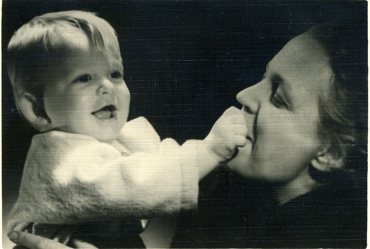 Lilita Bērziņa ar mazdēlu Edgaru. 1957.gads.