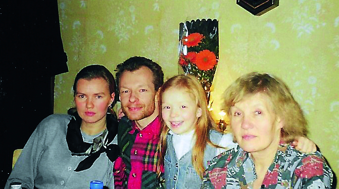 Elza ar ģimeni kādās svinībās 90. gados.