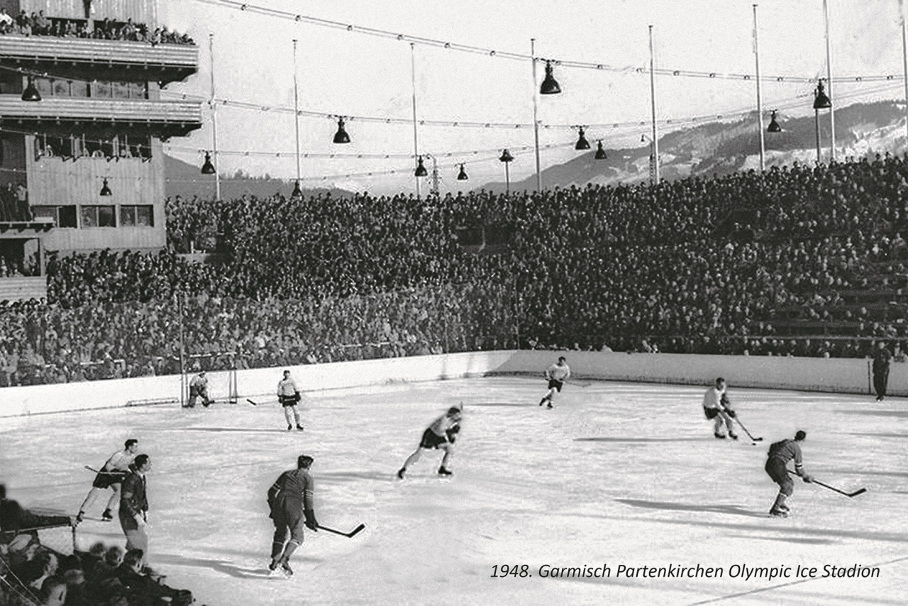HC Augsburg latvieši (gaišajā formā) uz Garmišas-Partenkirhenes Olimpiskā stadiona ledus. 1947./1948. gada sezonā. Foto: Norīšu ģimenes kolekcijā (autors nezināms)