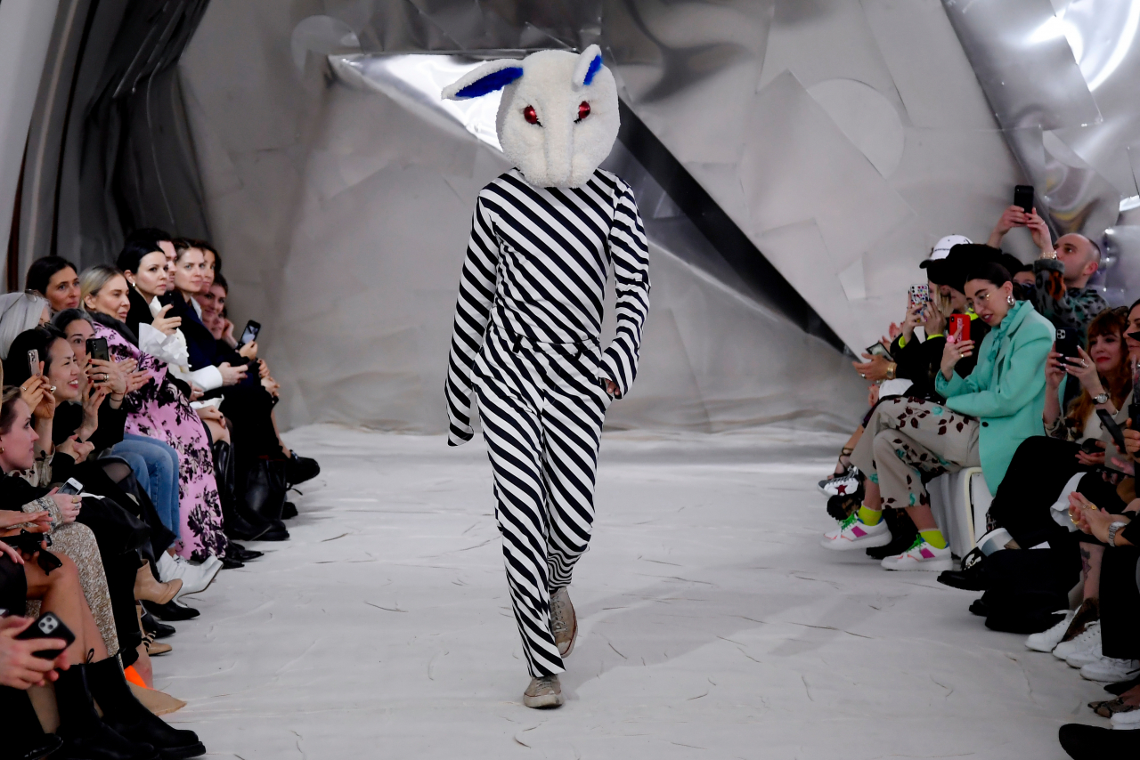 Marni modes skates noslēgumā zīmola kreatīvais direktors Frančesko Rossi uz mēles izgāja ar masku... ar truša masku.
