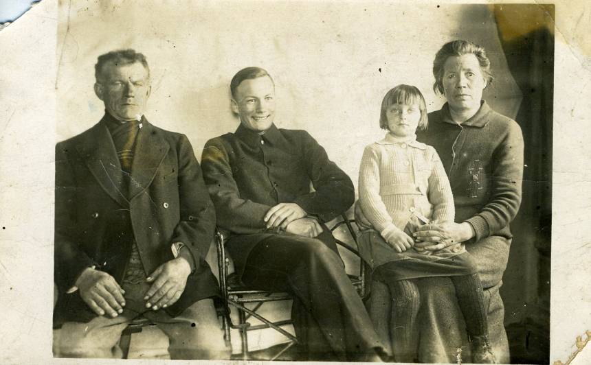 Ar vecākiem Emīliju un Andreju un audžumāsu Mirdzu.
