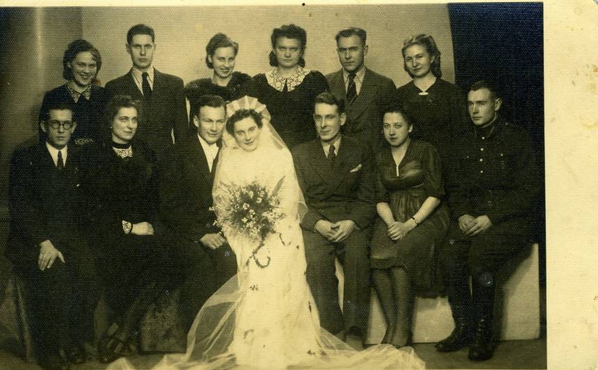 «Atcerei no mūsu kāzu dienas 1942. gada Ziemassvētkos. Alfrēds, Milda Krūkļi.» Tāds uzraksts ir fotogrāfijas aizmugurē.